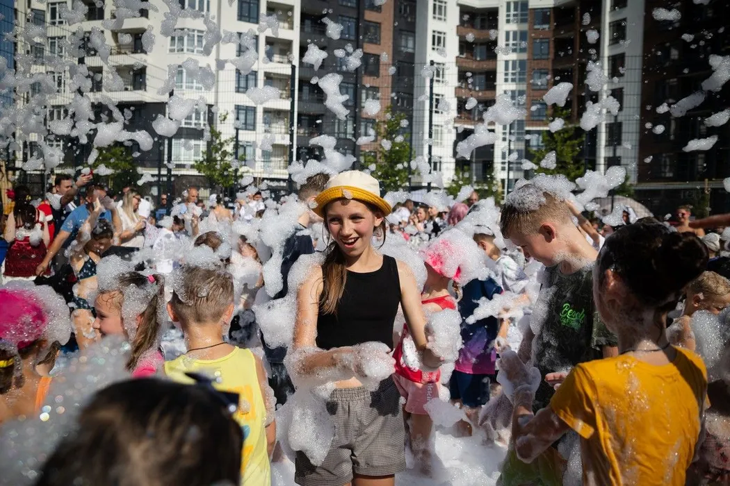 Піна, пірати і сотні дитячих усмішок: як у Синергія Сіті прощалися з літом