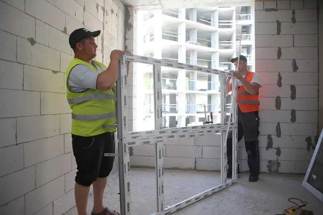 Приступили до монтажу вікон Rehau в 7-й секції житлового комплексу Синергія Сіті