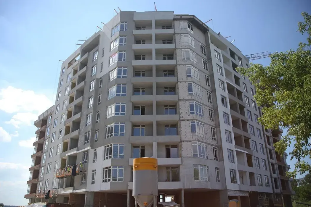 У 8-й секції ЖК Синергія Сіті тривають фасадні роботи