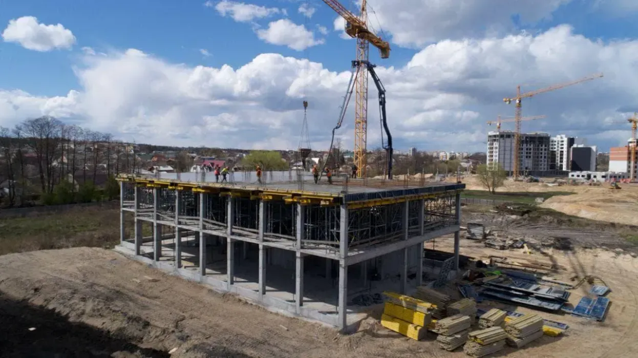 Новини з будівництва школи-ліцею “Синергія”: готове перекриття другого поверху 