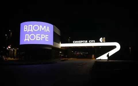 Въездная арка в Синергия Сити: теперь вас встречает свет и чувство дома