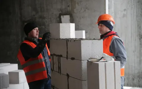 В 10  и 11 секциях ЖК Синергия Сити начали кладочные работы на втором этаже