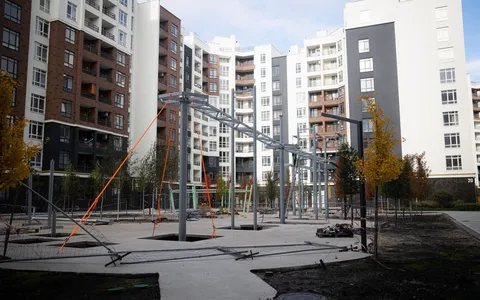 В ЖК Синергия Сити монтируют новую детскую площадку от Hip Park