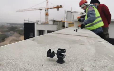 Блискавичний захист! В 7 и 8 секціях Синергія Сіті встановлюємо захист від блискавки
