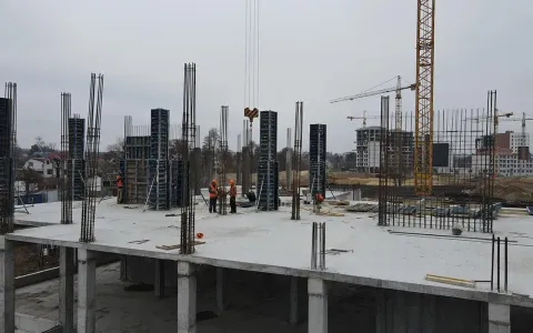 В строительстве школы-лицея "Синергия" приступили к активным монолитным работам первого корпуса