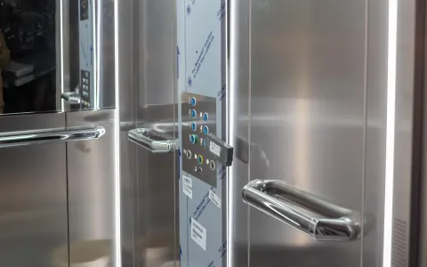 В 12 доме ЖК Синергия Сити приступили к монтажу лифтового оборудования бренда Otis
