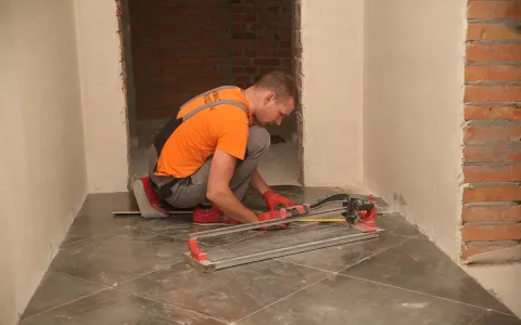 В місцях загального користування 7-ї секції ЖК Синергія Сіті закінчуємо класти плитку