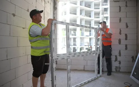 Приступили к монтажу окон Rehau в 7-й секции жилого комплекса Синергия Сити
