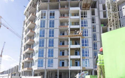 В 32 доме ЖК Синергия Сити приступили к монтажу окон и утеплению фасада