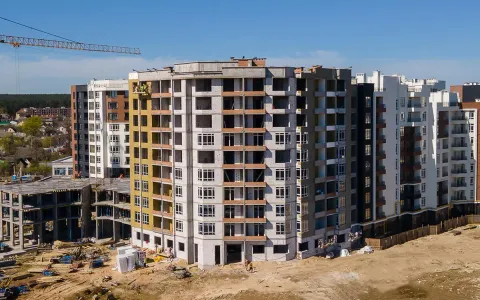 В 26 доме ЖК Синергия Сити начали фасадные работы и установку окон