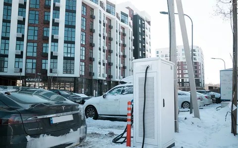 В ЖК Синергия Сити установили скоростную зарядную станцию ​​для электромобилей
