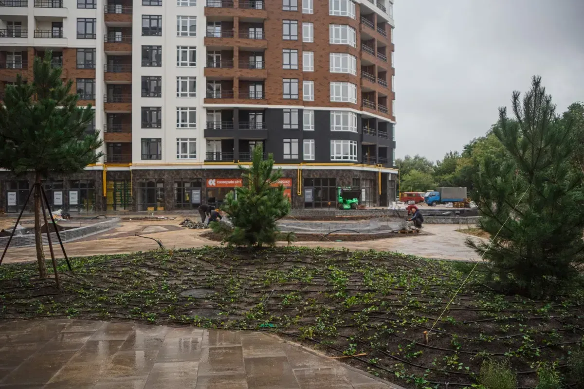 Продовжуємо ландшафтні роботи в сквері ЖК Синергія Сіті: тут висаджуємо нові дерева та кущі - 6