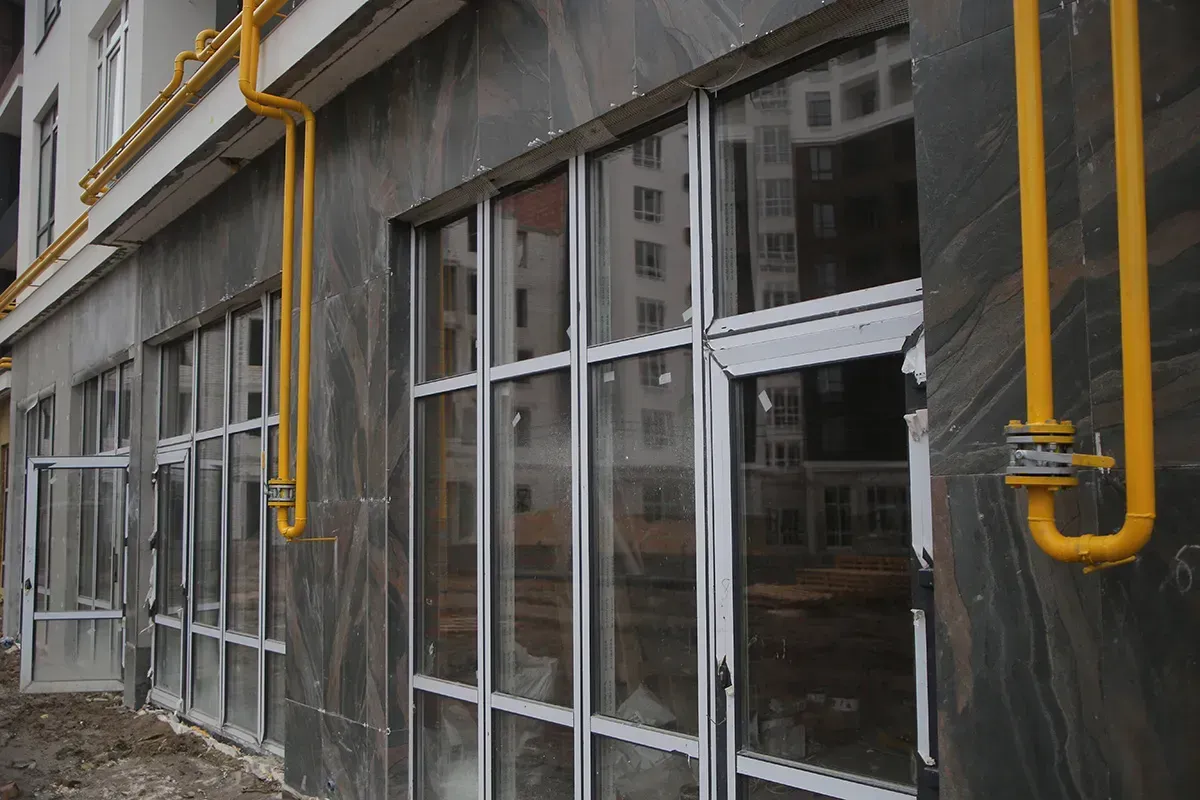 Тривають фасадно-оздоблювальні роботи 1-го поверху у 7, 8 та 9 секціях ЖК Синергія Сіті - 2